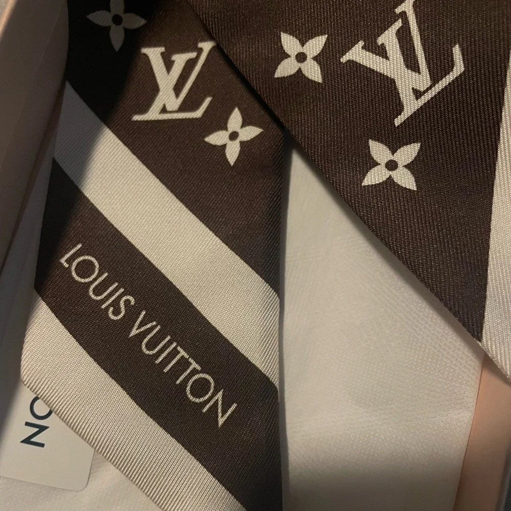 Louis Vuitton Monogram Silhouette BB Bandeau - Picture 8 of 10